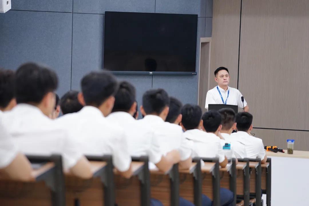 龙昊通航集团-龙浩航校进一步加强新学员入学教育
