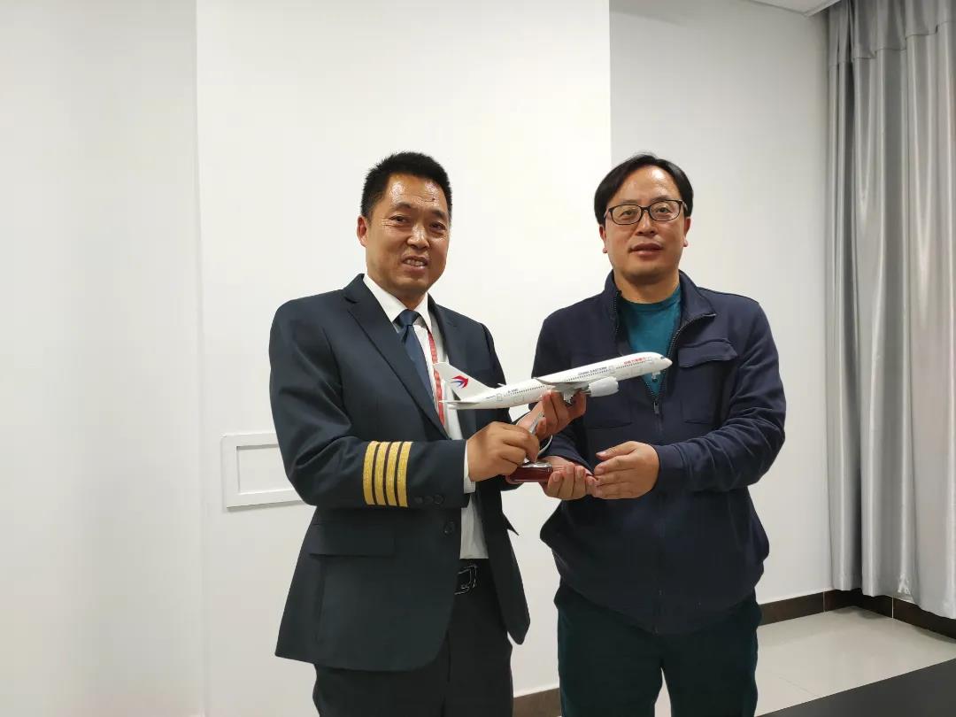 龙昊通航集团-东航飞管部领导检查龙浩航校新疆基地学员训练工作